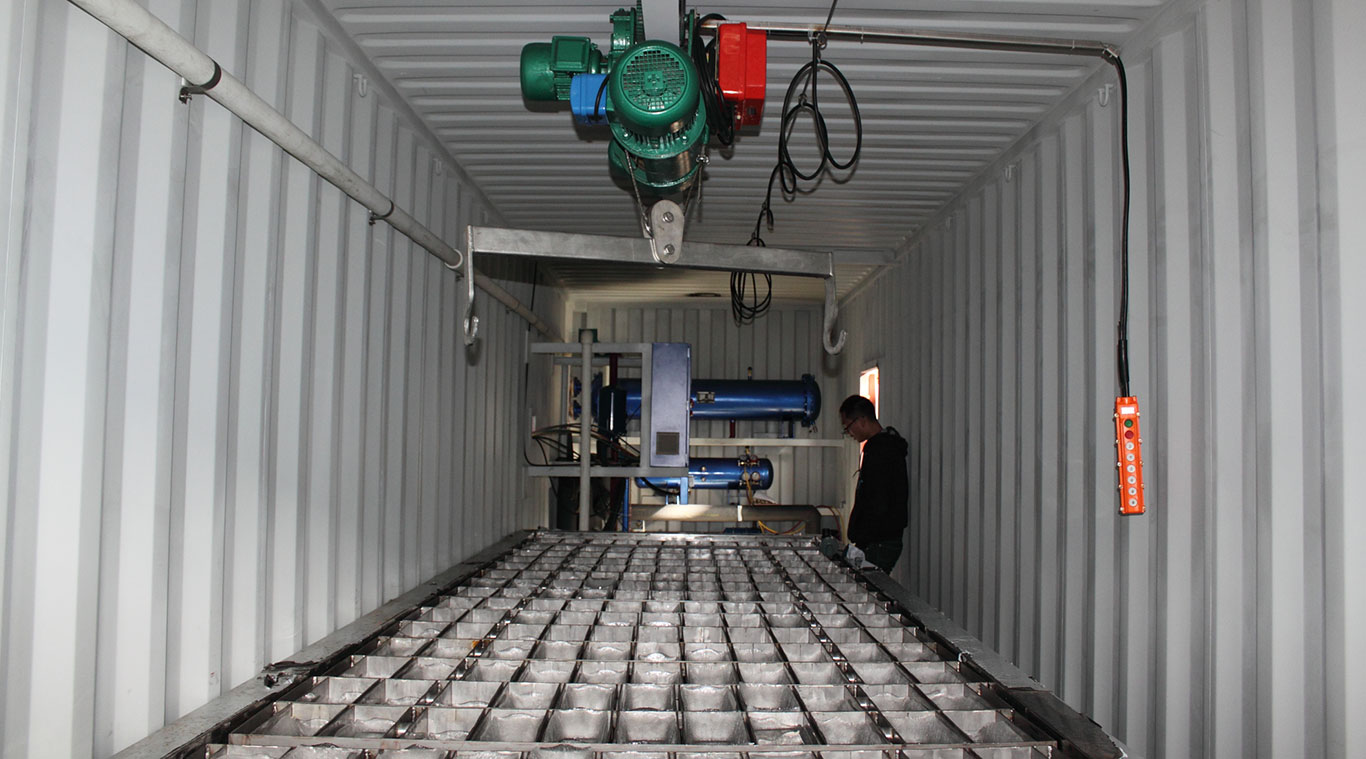 Containerized brine refrigeration block ice machine
