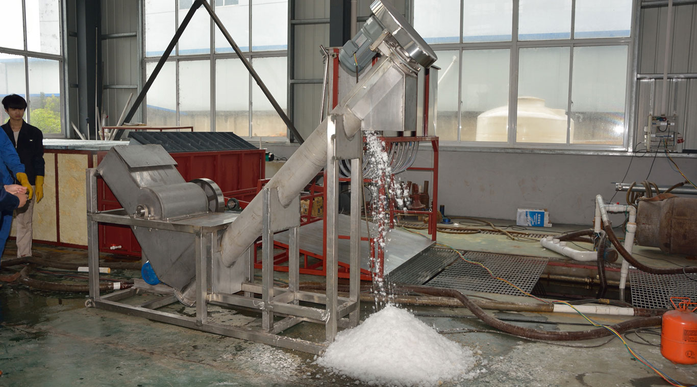 Screw conveying ice crusher
